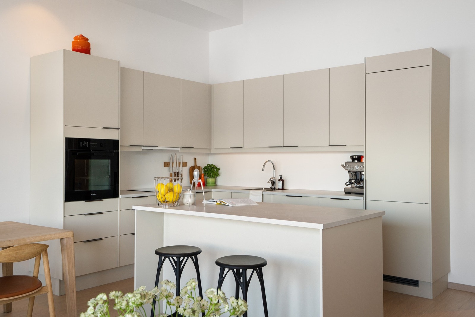 Praktisk kjøkkenøy som ble etablert etter innflytting med ekstra sitteplasser og arbeidsflate. Galleribilde