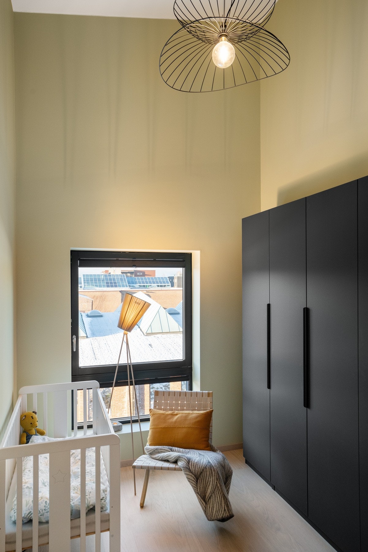 Dette soverommet er på 8 kvm. og føles veldig luftig pga. takhøyden. Romslig garderobe. Galleribilde