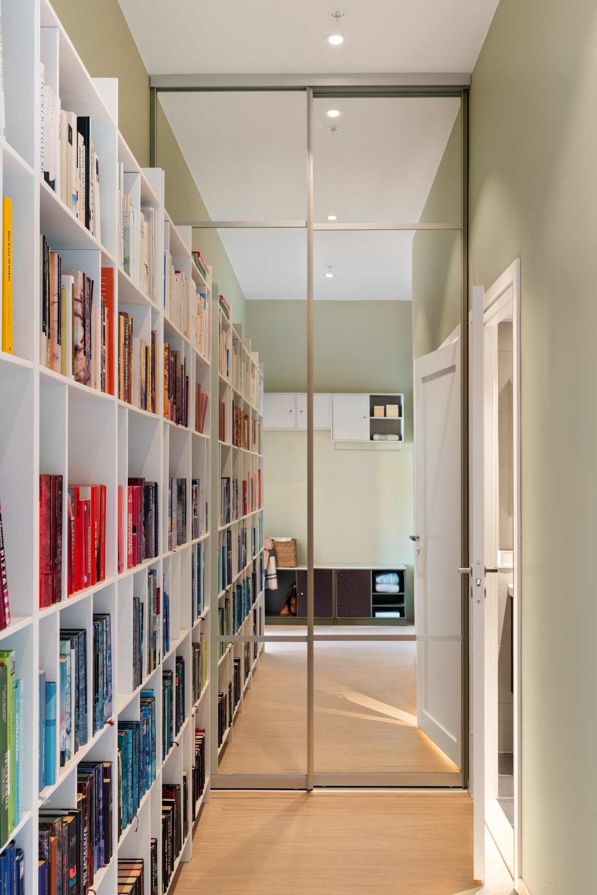 Garderobeskapet sikrer god plass til oppbevaring samtidig som speilflatene gjør at rommet føles enda større. Galleribilde