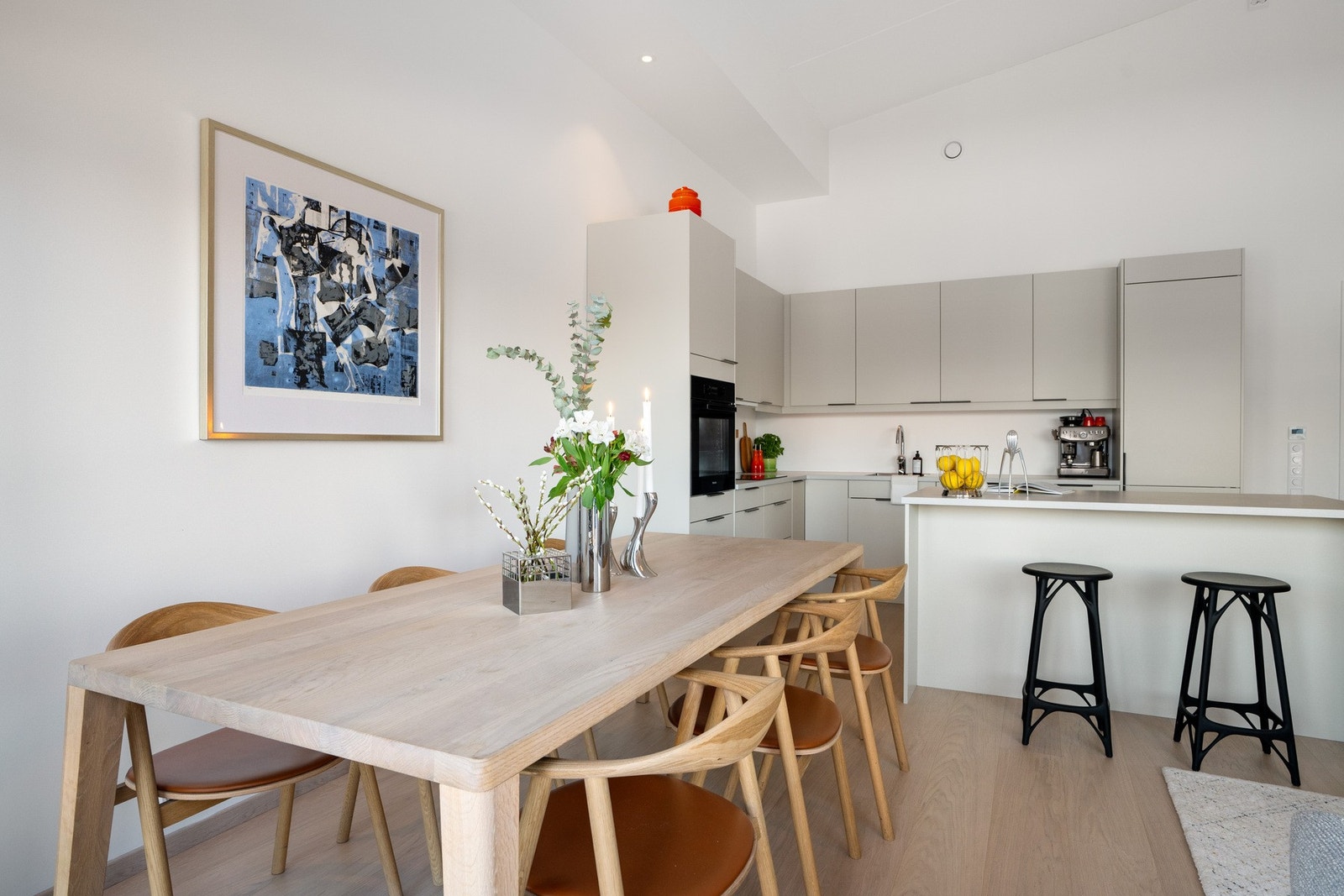 Den åpne løsningen mellom kjøkken og stue gir en luftig romslig følelse. Galleribilde