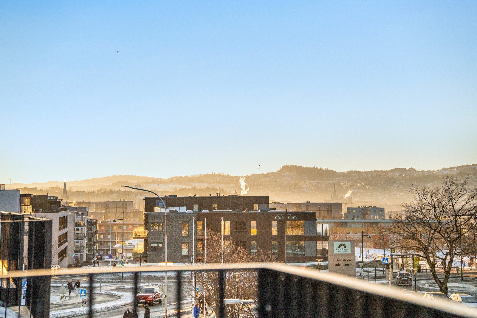 Det er verdt å merke seg at Ladetorget befinner seg rett ved leiligheten. Her har du enkel tilgang på blant annet Rema 1000, Boots apotek og Rosenborg Bakeri. Galleribilde