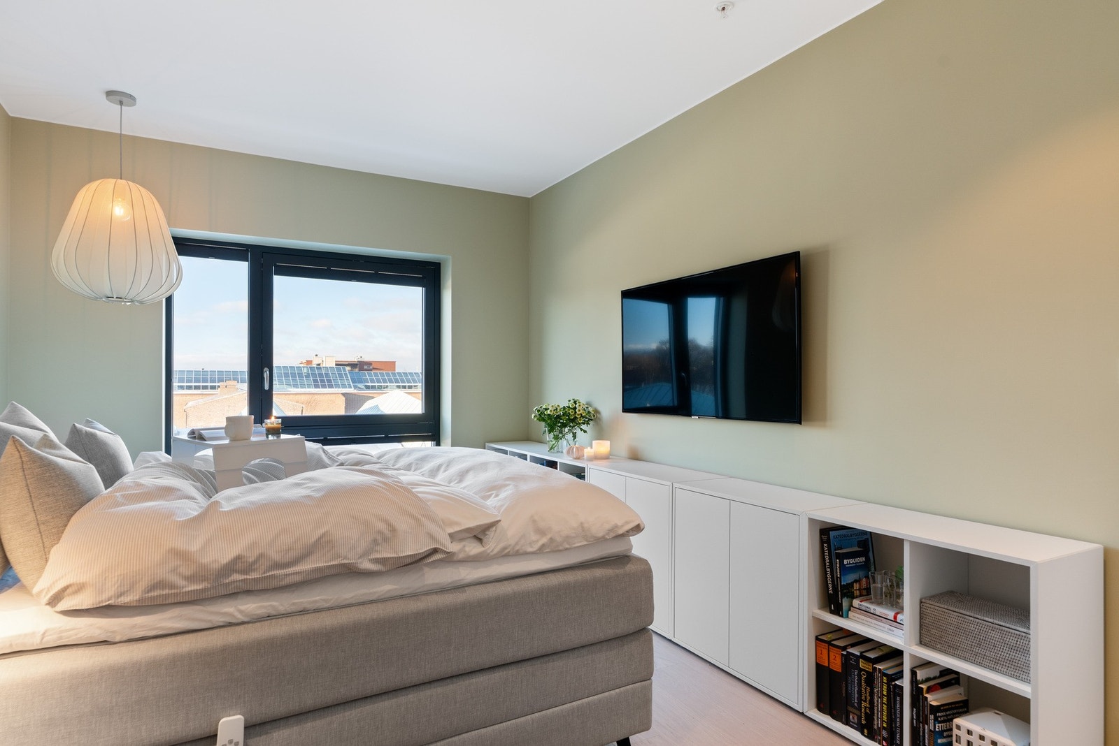 Her får du et lyst og behagelig soverom med god plass til dobbeltseng og garderobeløsning. Galleribilde