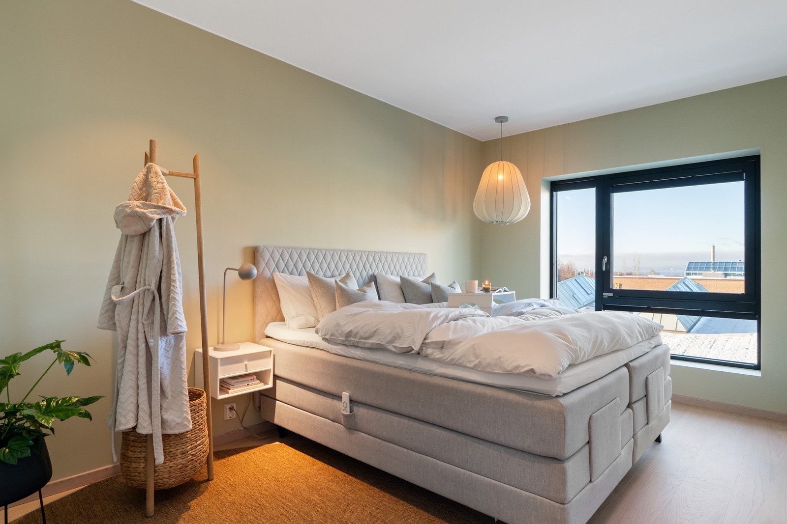 Hovedsoverom på hele 14,5 kvm. med flott utsikt. Galleribilde