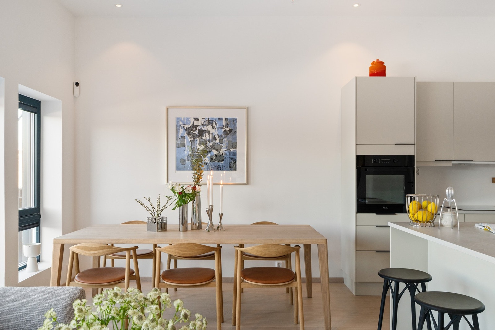 Hyggelig spiseplass med god plass til langbord. Perfekt for deg som liker sosiale sammenkomster. Galleribilde