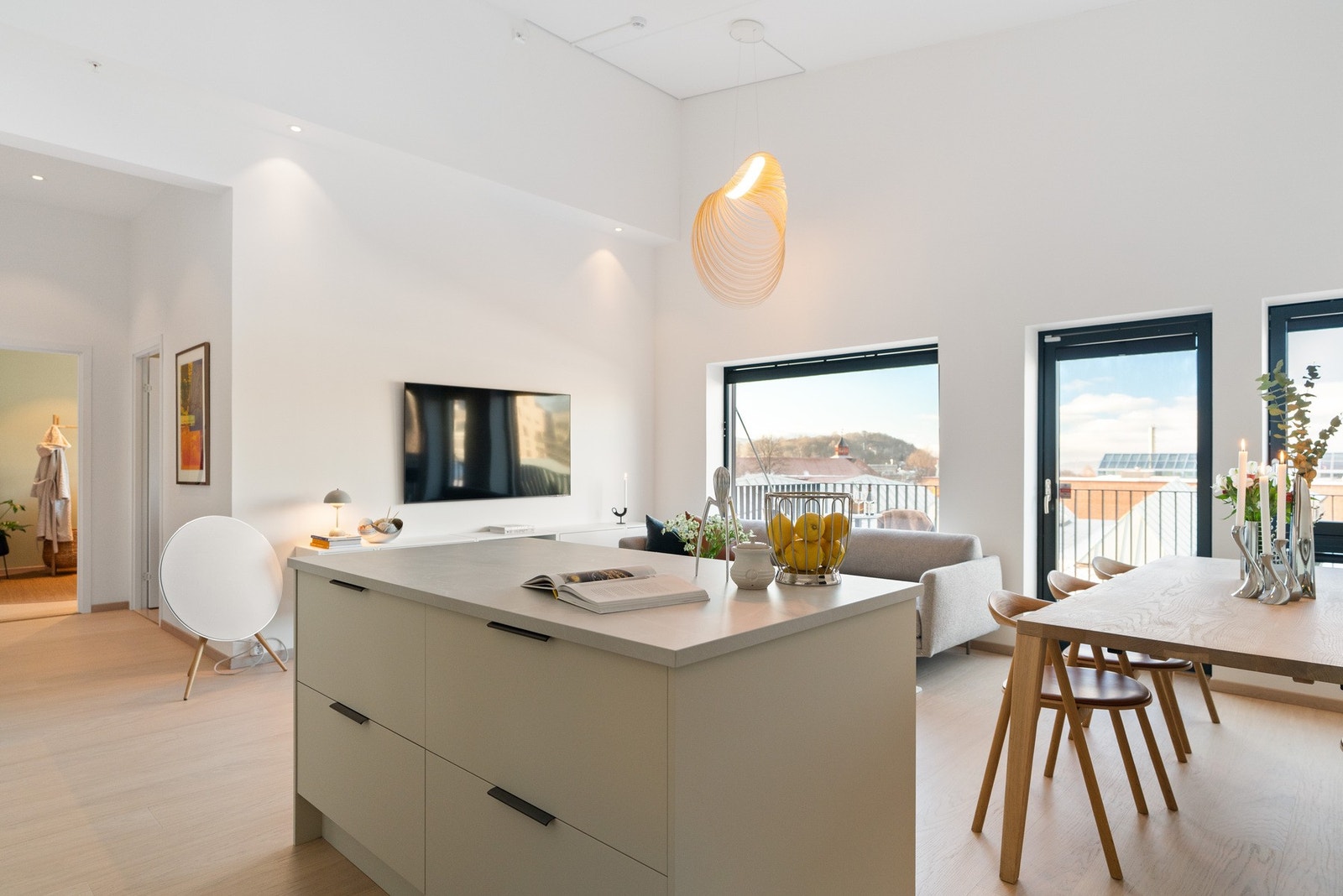 Leiligheten byr på et åpent stue-/ kjøkkenareal på 35,5 kvm. Her har du god plass til å etablere flere sitte- og spisegrupper. Galleribilde