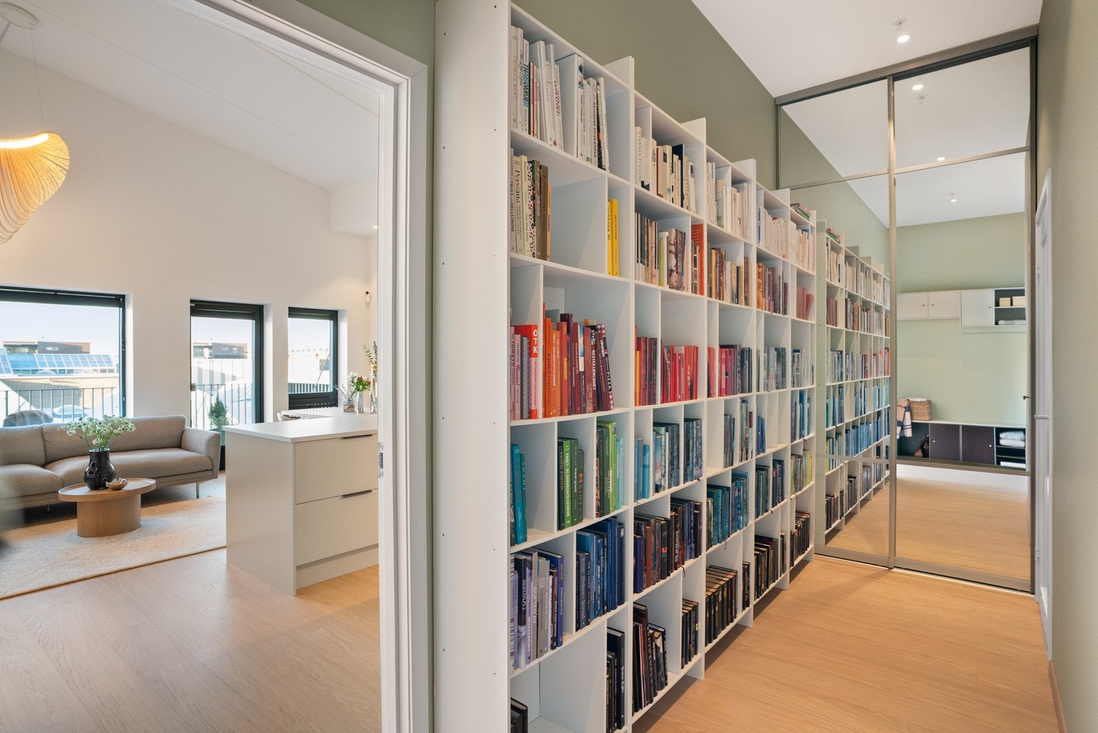 Romslig gang (8,5 kvm) med god takhøyde som knytter boligen sammen på en god måte. Galleribilde