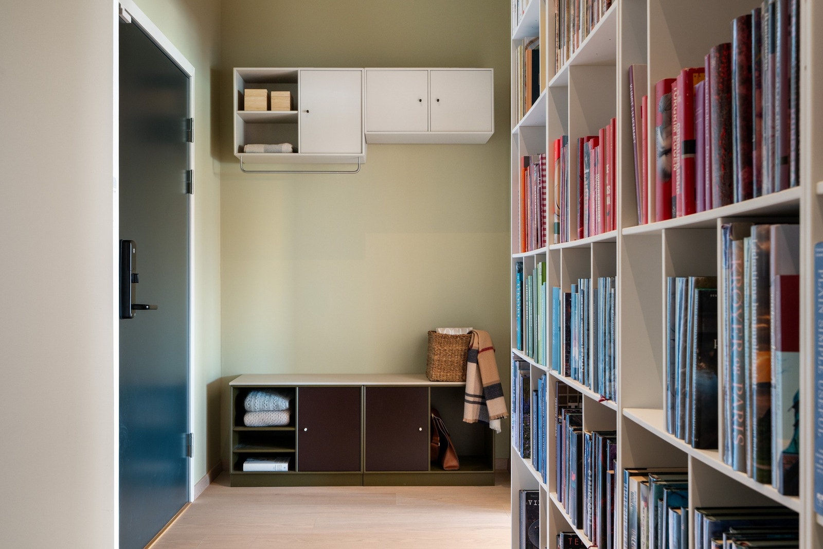 Entré med kodelås i døren. Montana-innredningen medfølger ikke handelen. Galleribilde