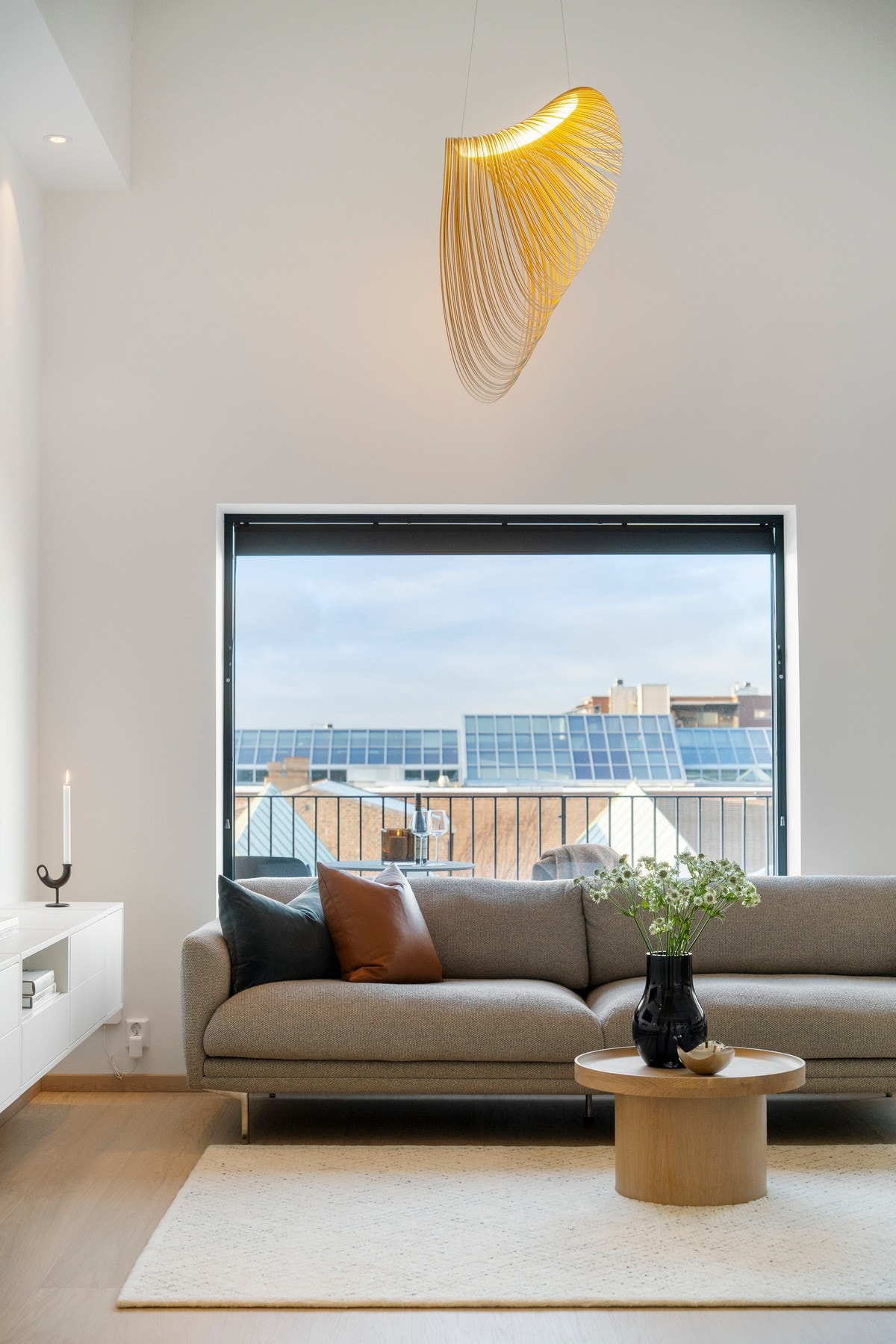 Delikat fargevalg og moderne uttrykk gir en lys og luftig atmosfære. Galleribilde