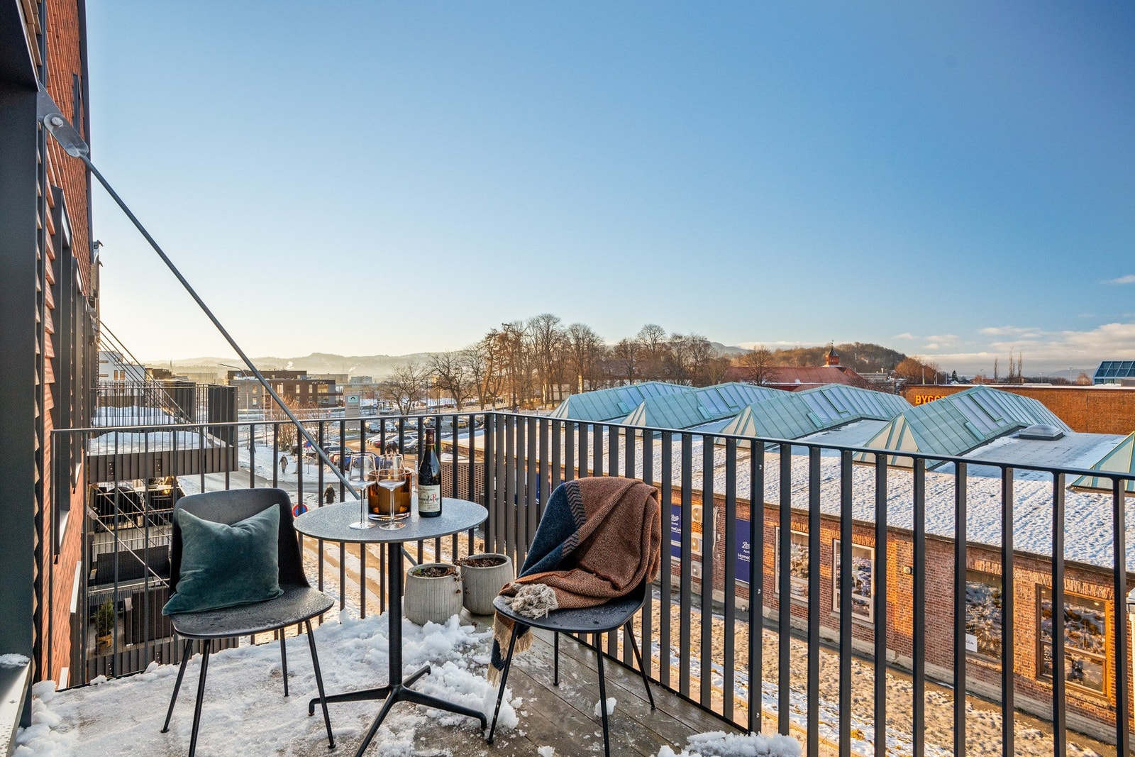 Fra stuen har man adkomst til balkongen på 10 kvm. En perfekt forlengelse av stuen i sommerhalvåret. Galleribilde