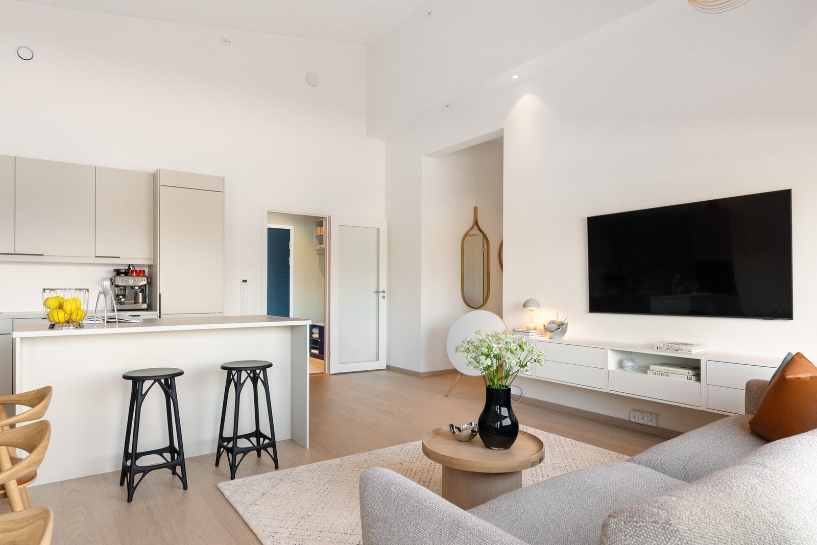 Stuen har naturlig sonedeling mellom sofa- og spiseplass. Galleribilde