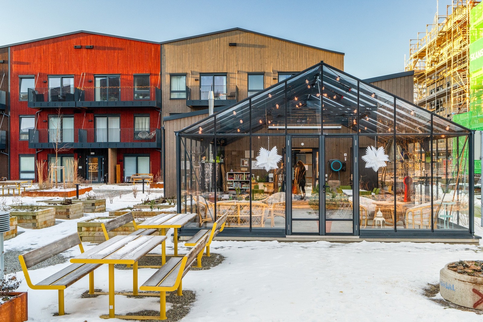 Sameiet Gartnersletta har opparbeidet et flott fellesområde med sittegrupper og frodig beplantning. Galleribilde