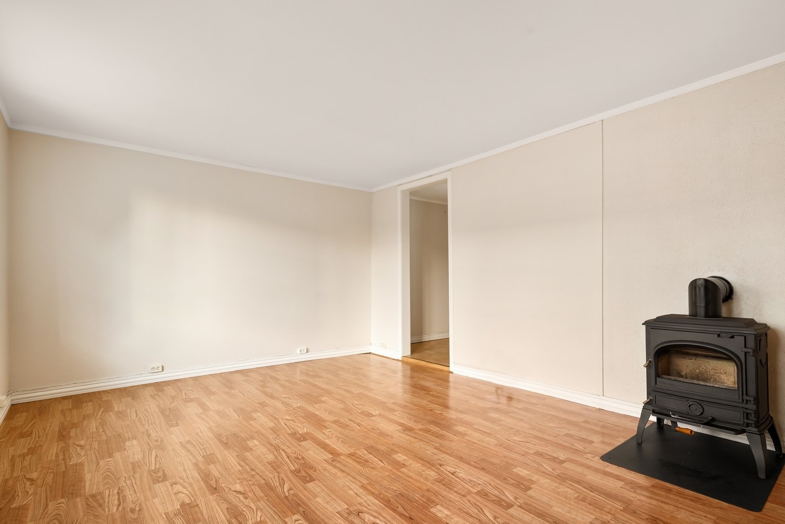 Det er monter peisovn i stuen Galleribilde