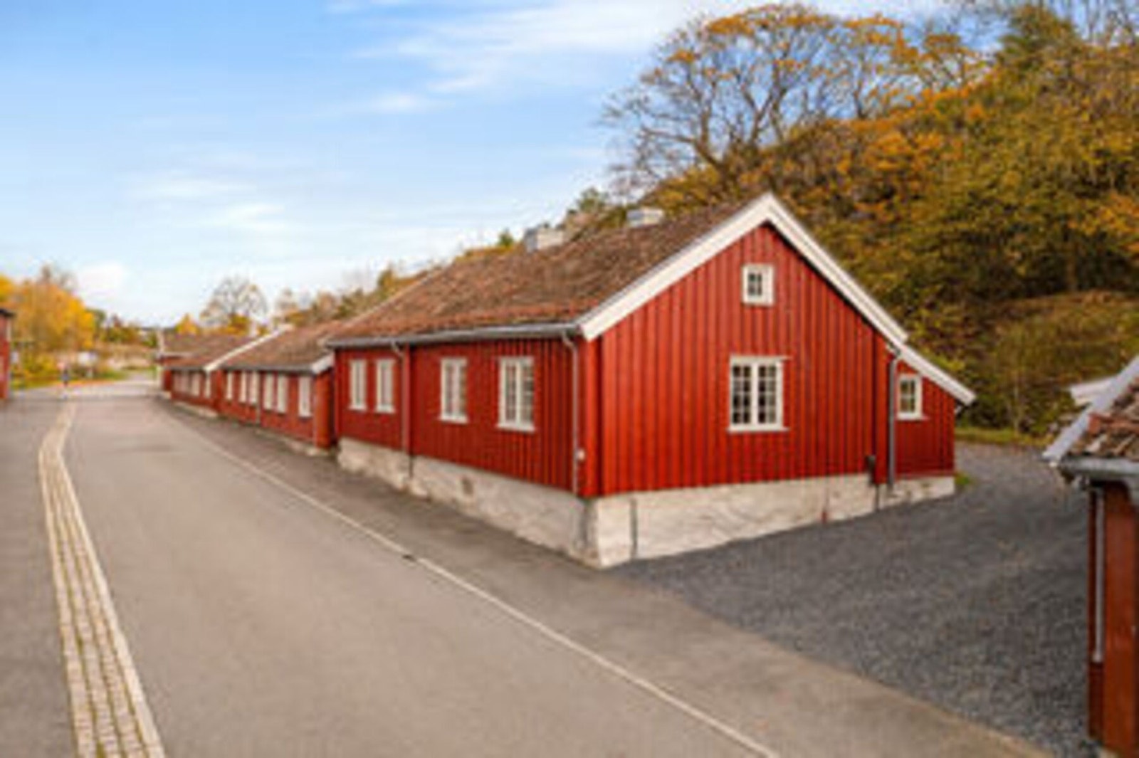 1 parkeringsplass på gruset innkjørsel (venstre side) Galleribilde