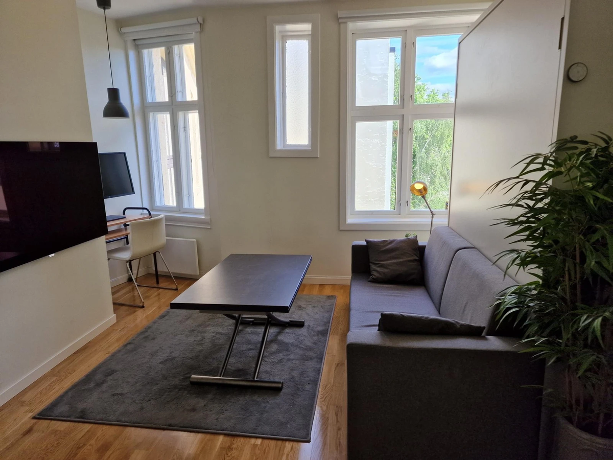 Koselig hybel vendt mot rolig og stille bakgård Galleribilde