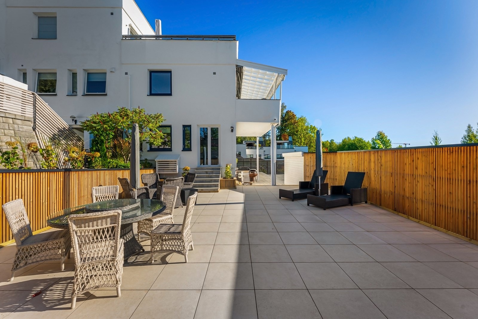 God plass til lounge, spisegruppe og solsenger. Galleribilde