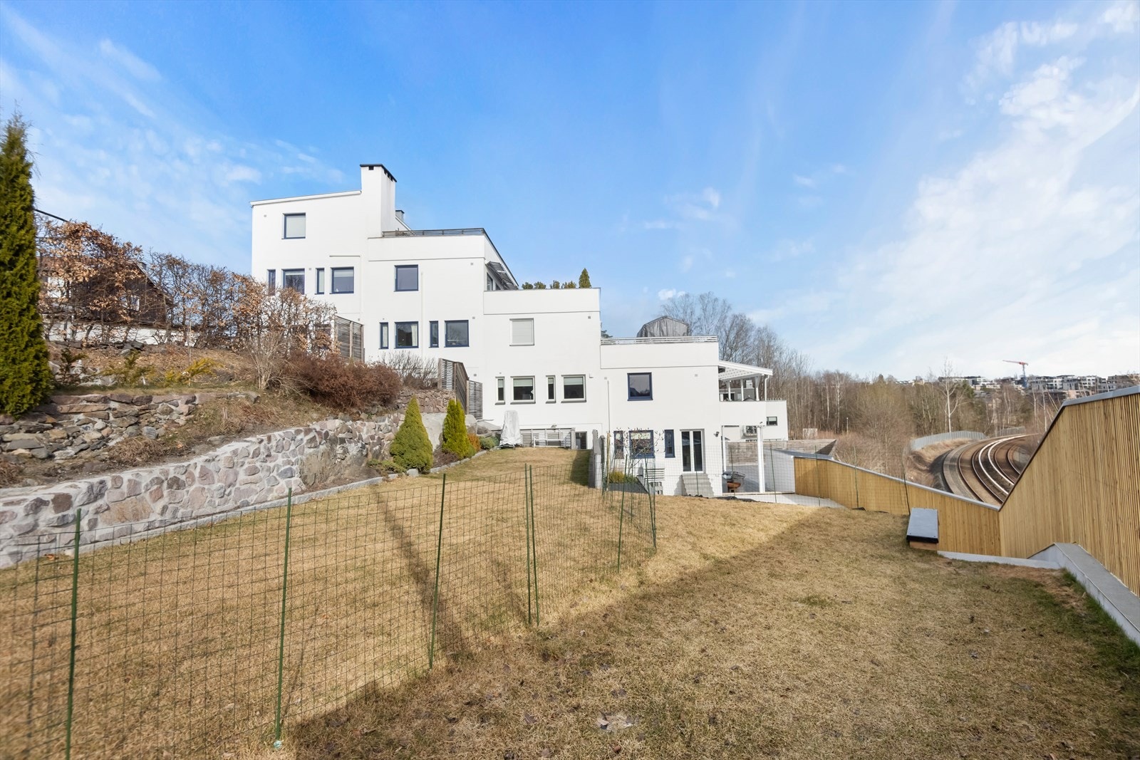 Fra enden av hagen kommer du rett ut til gangsti som raskt tar deg til T-banen Galleribilde