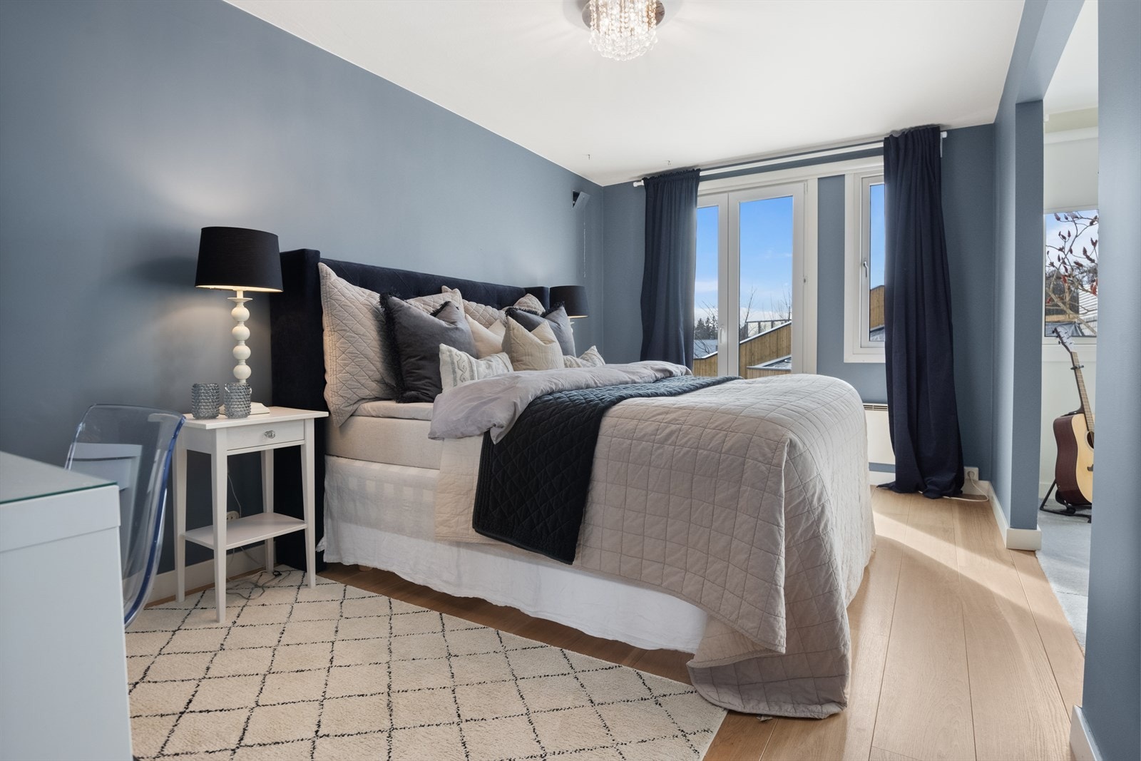 Soverom med plass til dobbeltseng og nattbord, samt adkomst ut mot terrasse. Galleribilde