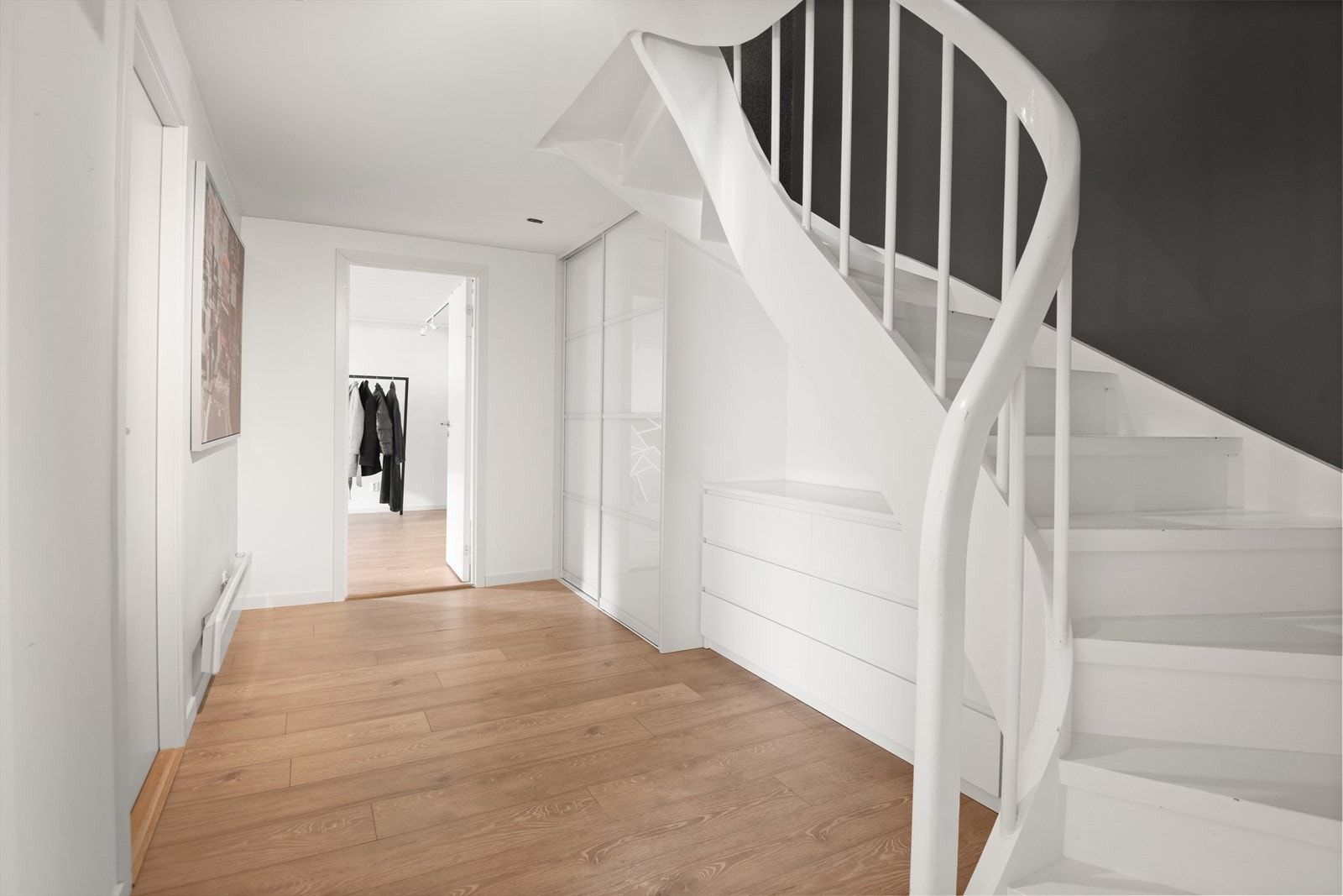 Lys og luftig hall i underetasje med plassbygd garderobeløsning. Galleribilde