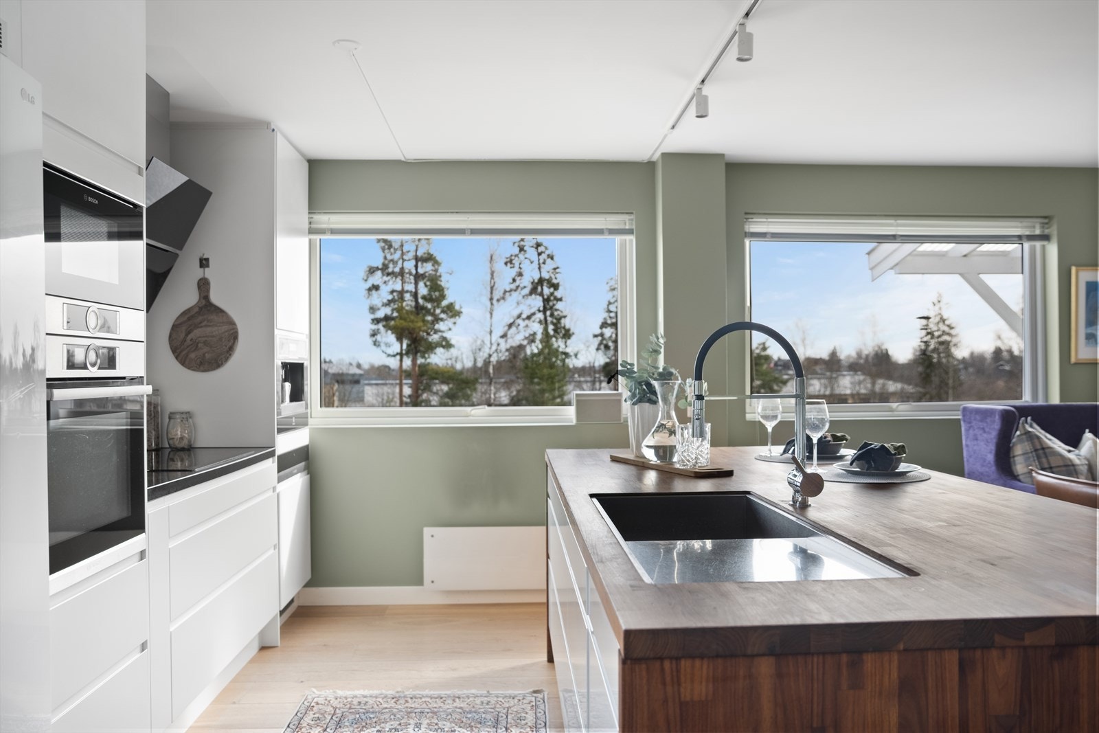 Utstyrt med integrert stekeovn, platetopp og oppvaskmaskin, samt komfyrvakt og lekkasjestopper. Galleribilde