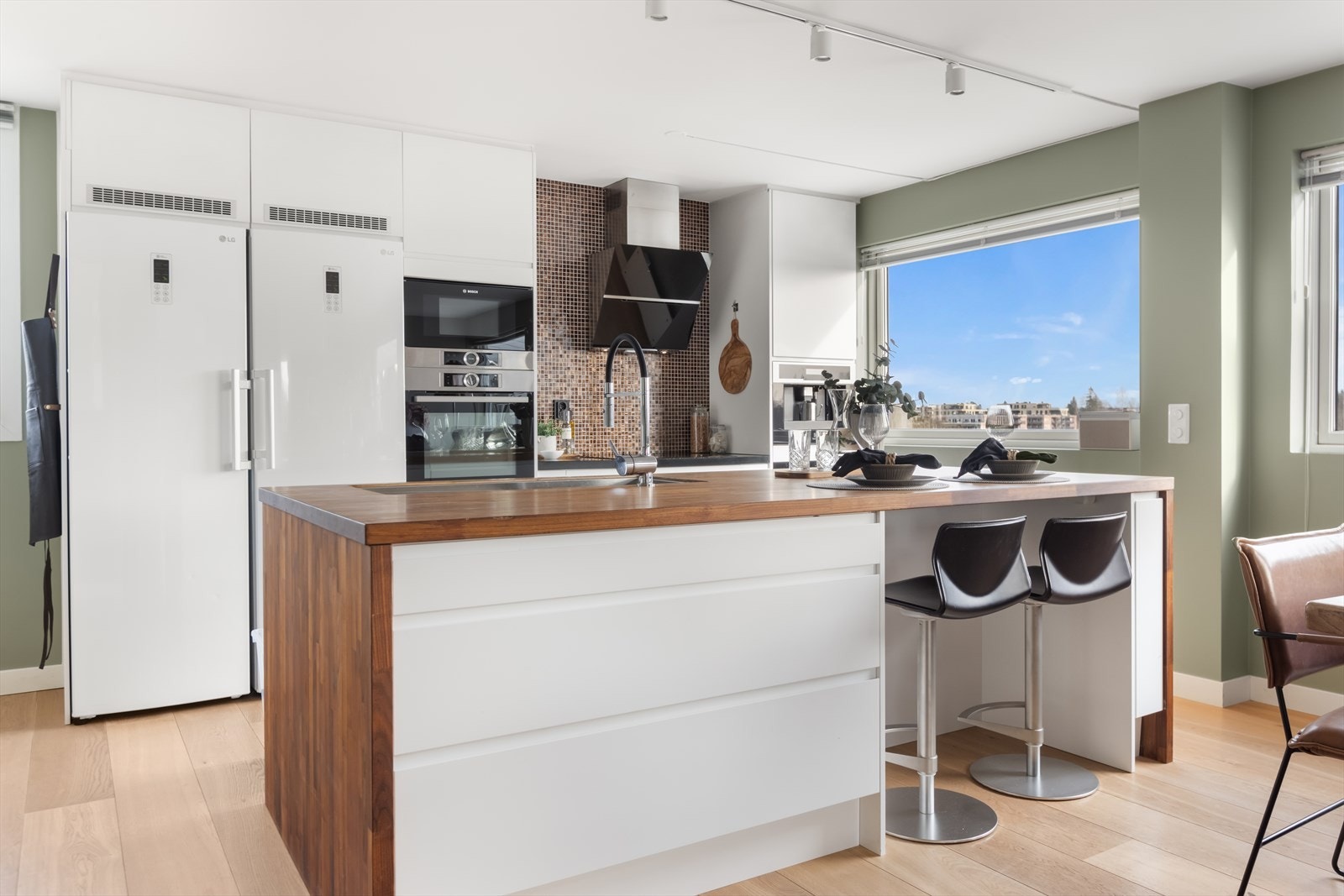 Kjøkkenøy med plass til barstoler. Galleribilde