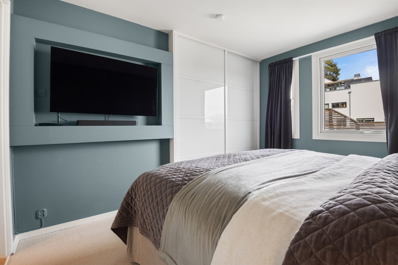 Utstyrt med plassbygd garderobeskap, innebygd TV-hylle og teppe på gulv. Galleribilde