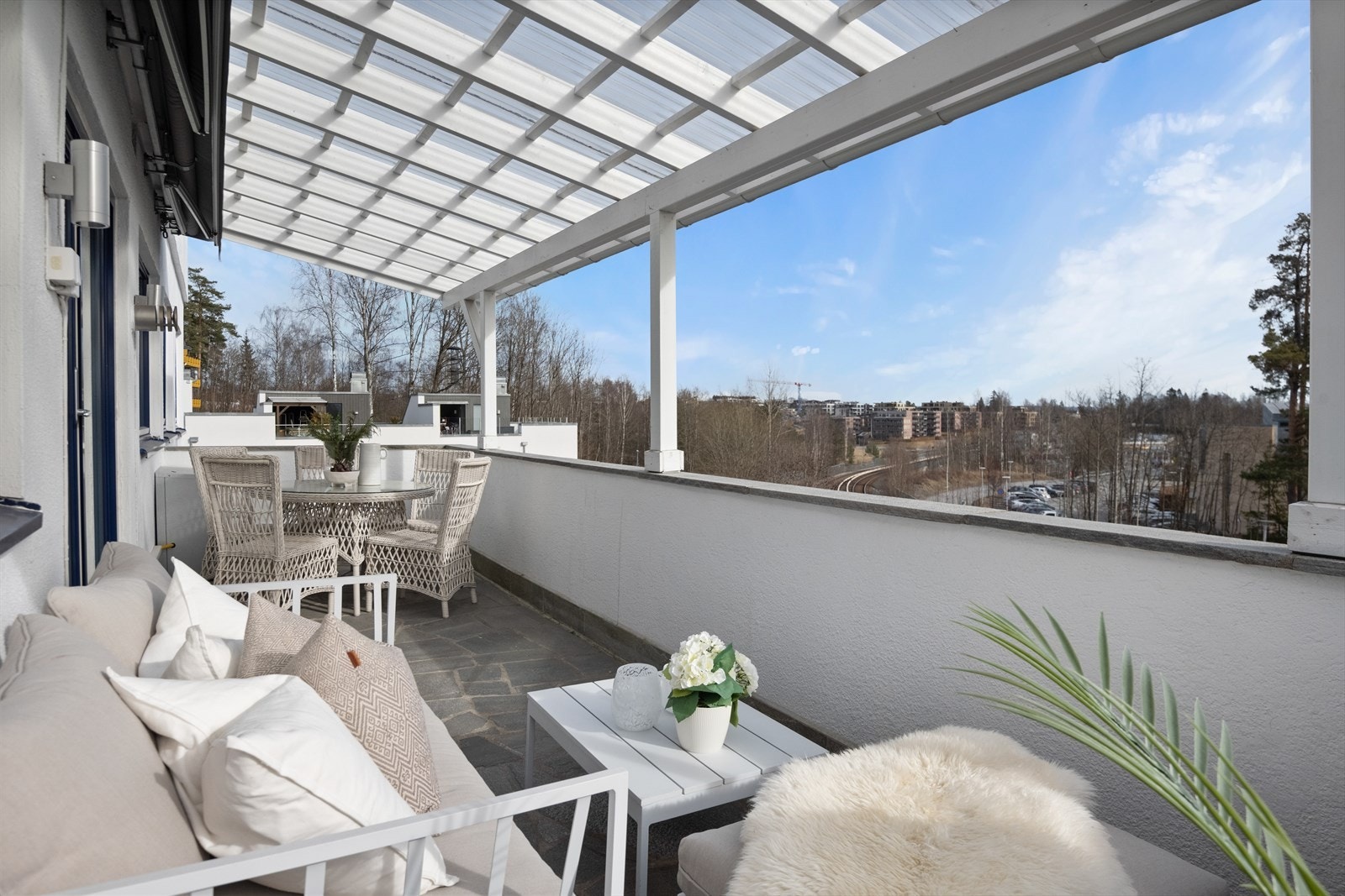 Plass til hagemøbler og grill - perfekt for sene somerkvelder. Galleribilde