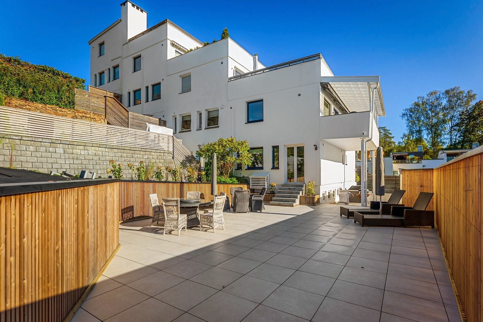 Hagen er pent opparbeidet av landskaps arkitekt - Darren Saines. Galleribilde