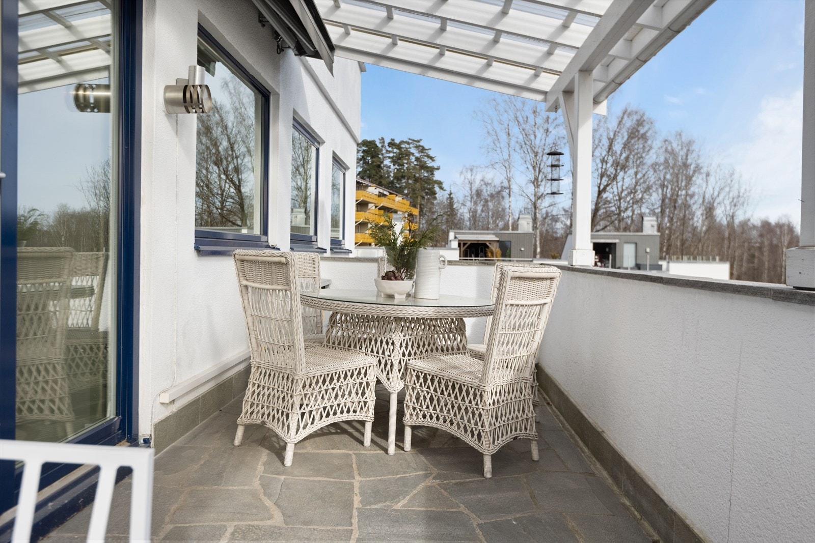 Fra stuen er det adkomst ut mot hyggelig balkong. Galleribilde