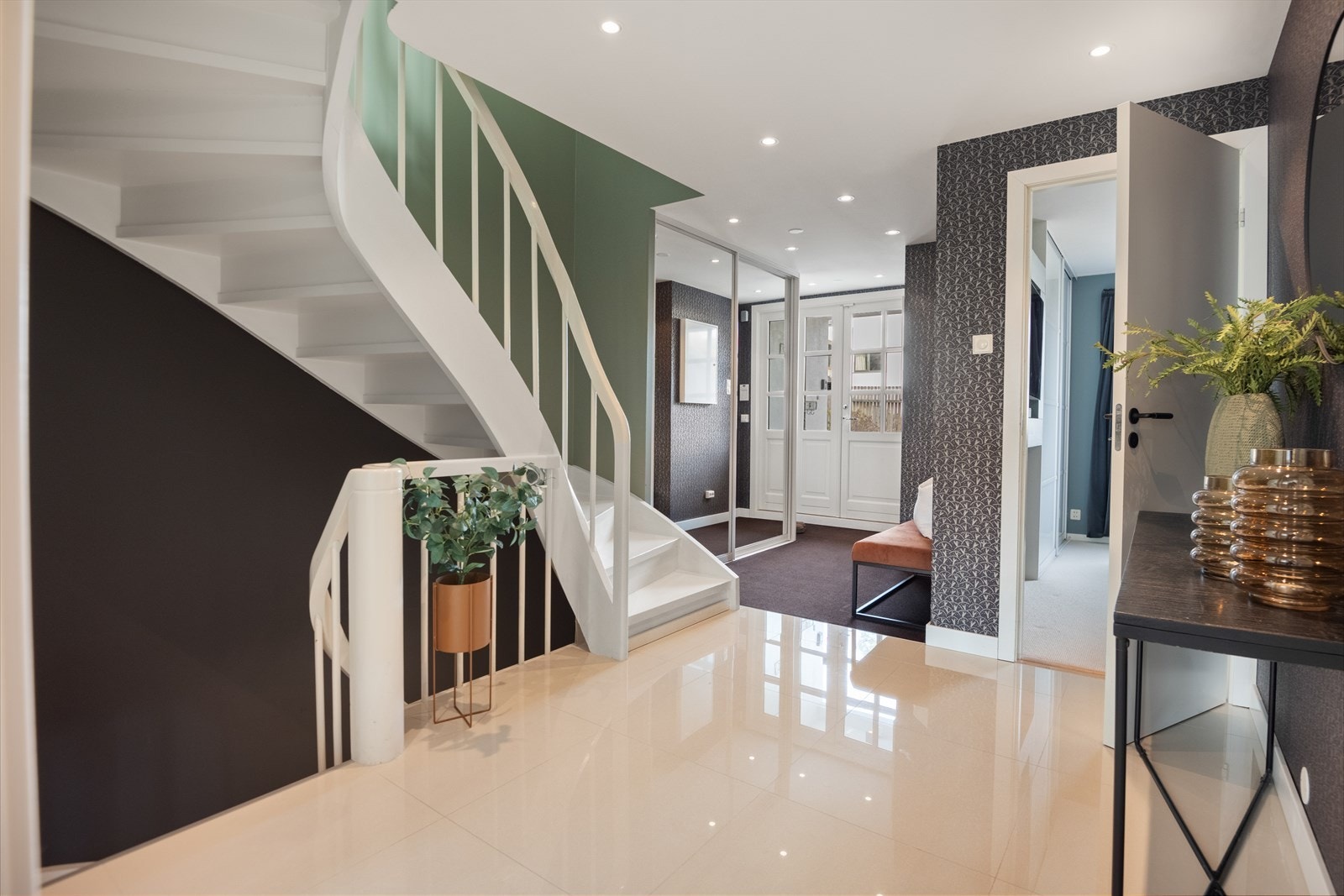 Elegant hall med flislagt gulv - skaper et godt førsteinntrykk av boligen. Galleribilde