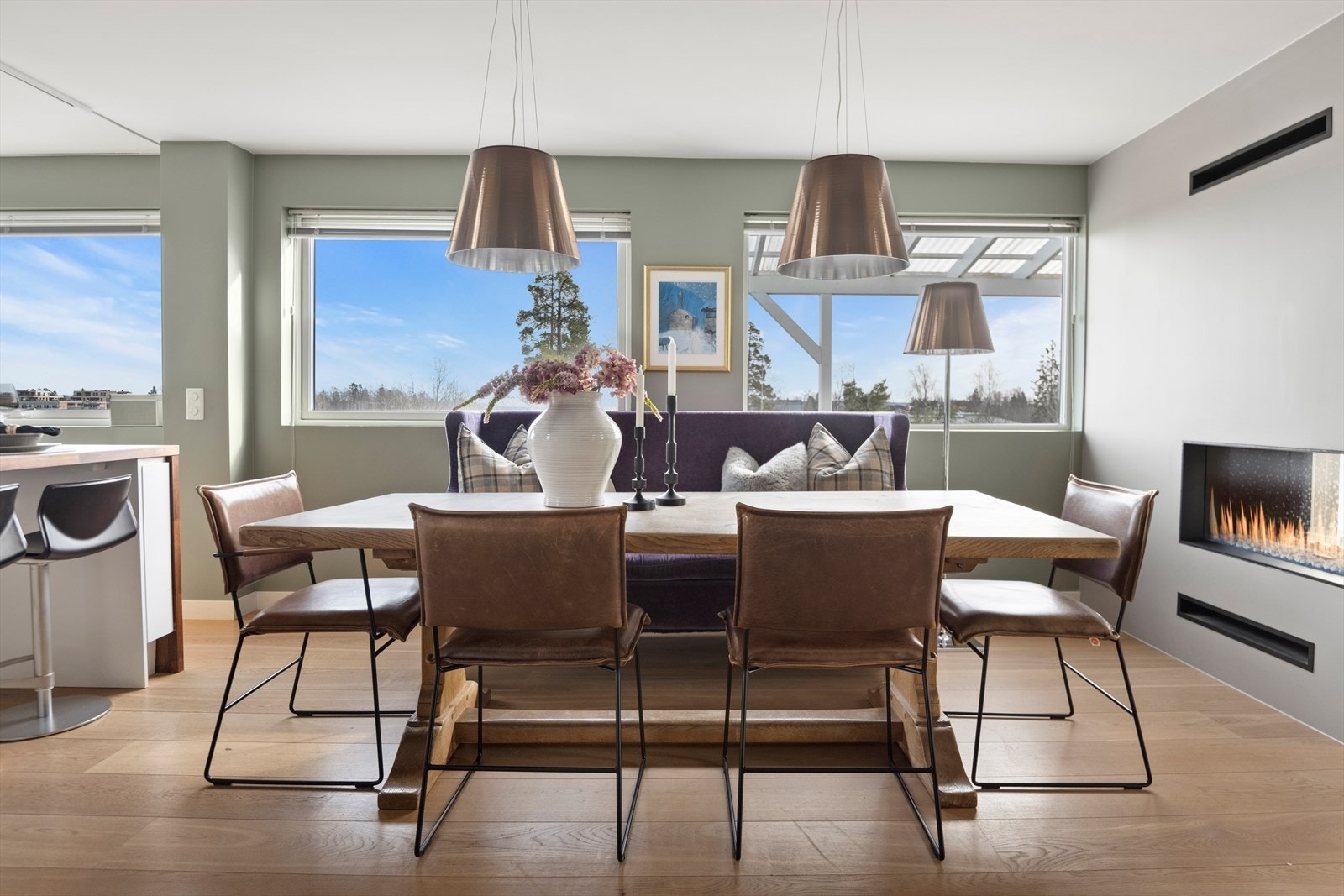 Store vindusflater slipper inn rikelig med naturlig lys gjennom hele dagen. Galleribilde