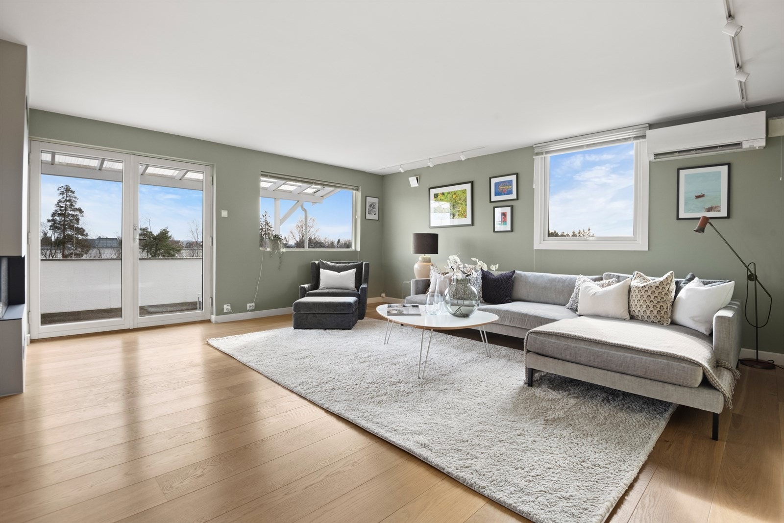 Lys og innbydende stue med plass til sofagruppe, stuebord og tilhørende møblement - enstavs eikeparkett. Galleribilde