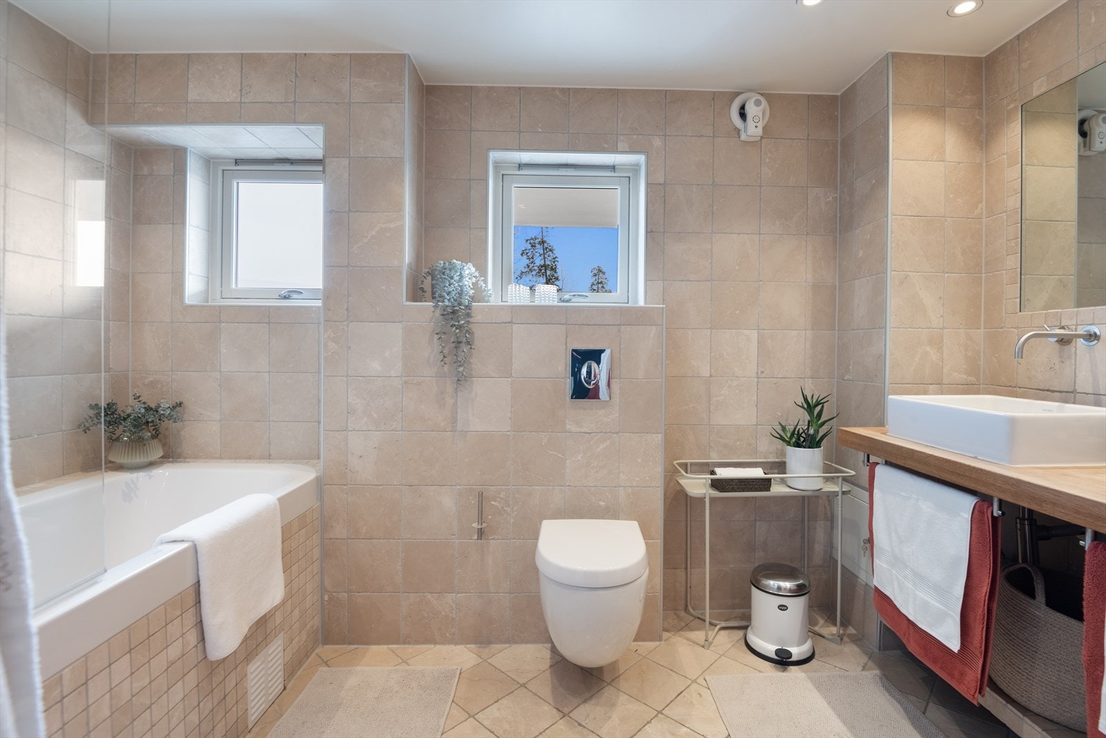 Pent bad med flislagte overflater og gulvvarme. Galleribilde