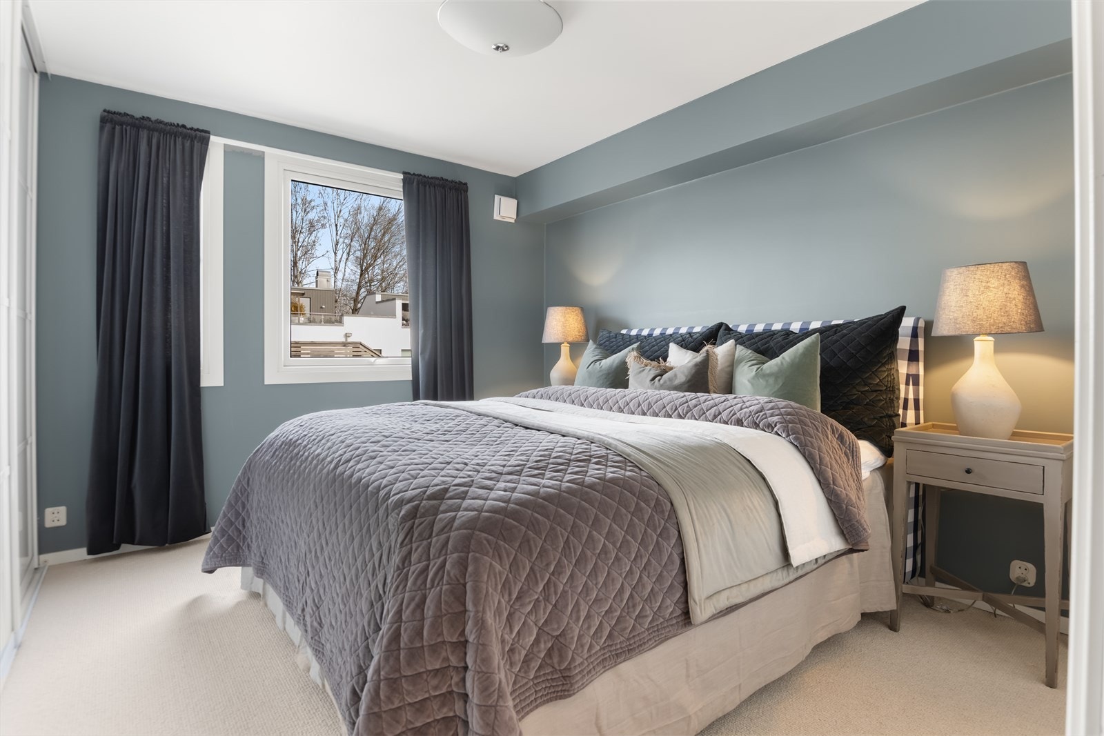 Soverommet er malt i en delikat farge - plass til dobbeltseng og nattbord. Galleribilde