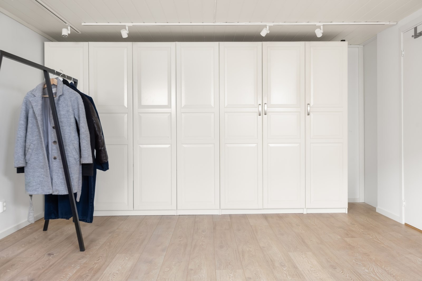 God plass til stort garderobeskap med rikelig av oppbevaringsplass. Galleribilde
