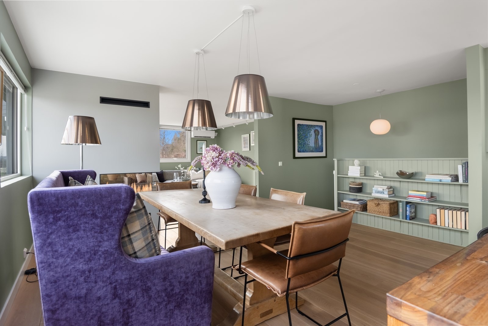 Plassbygd bokhylle. Galleribilde