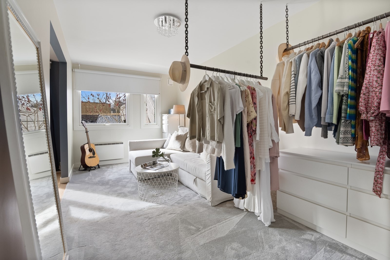 Elegant overgang fra soverommet, inn i et walk -in closet med plassbygd teppe på gulv. Galleribilde