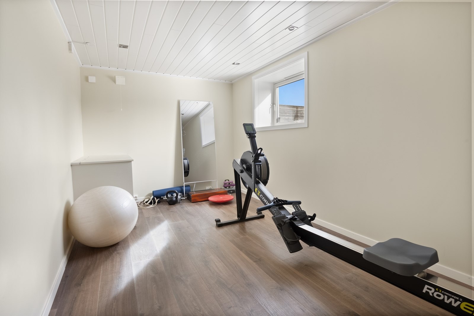 Soverom, treningsrom eller barnerom. Plass til dobbeltseng, nattbord og garderobeskap. Galleribilde