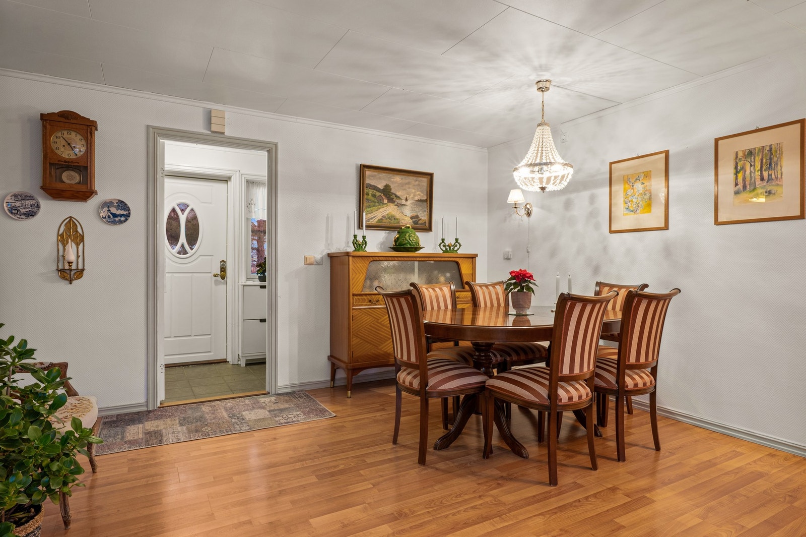 Det er god plass til både stue og spisestue Galleribilde