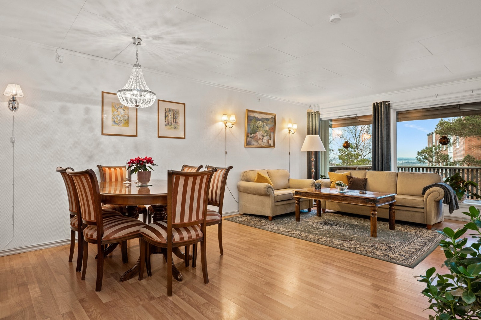 Boligen er fra 2005 med balansert ventilasjon og både elektrisk og vannbåren varme Galleribilde