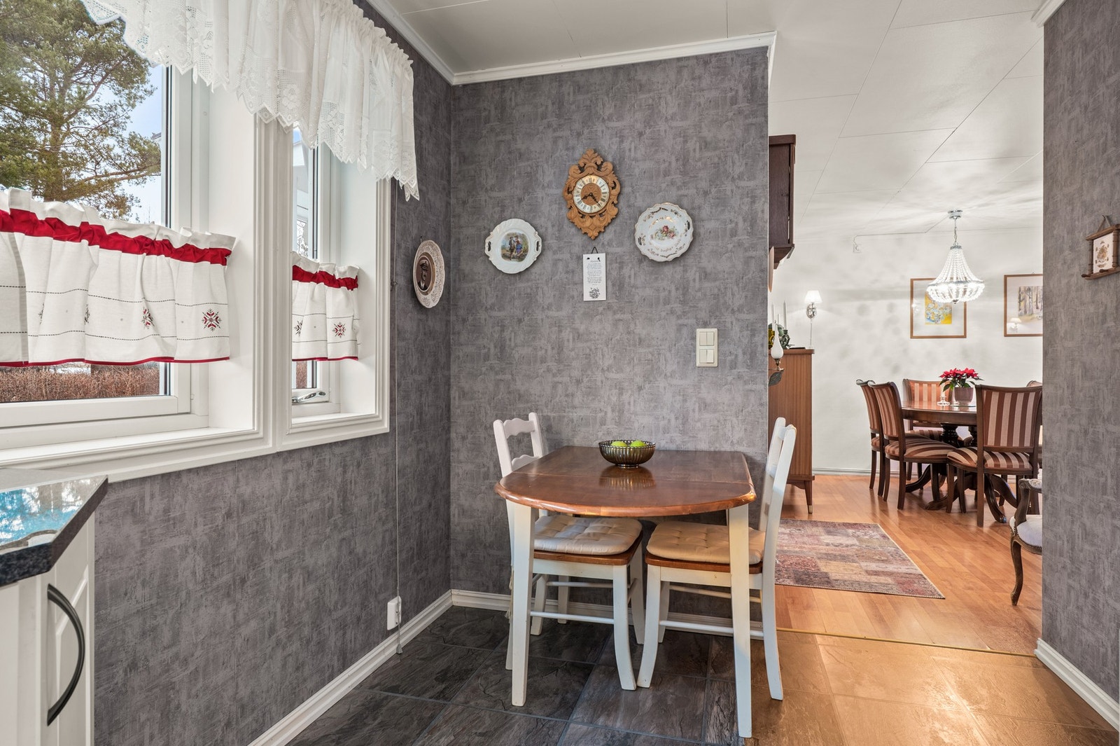 Det er plass til frokostbord i enden av kjøkkenet Galleribilde