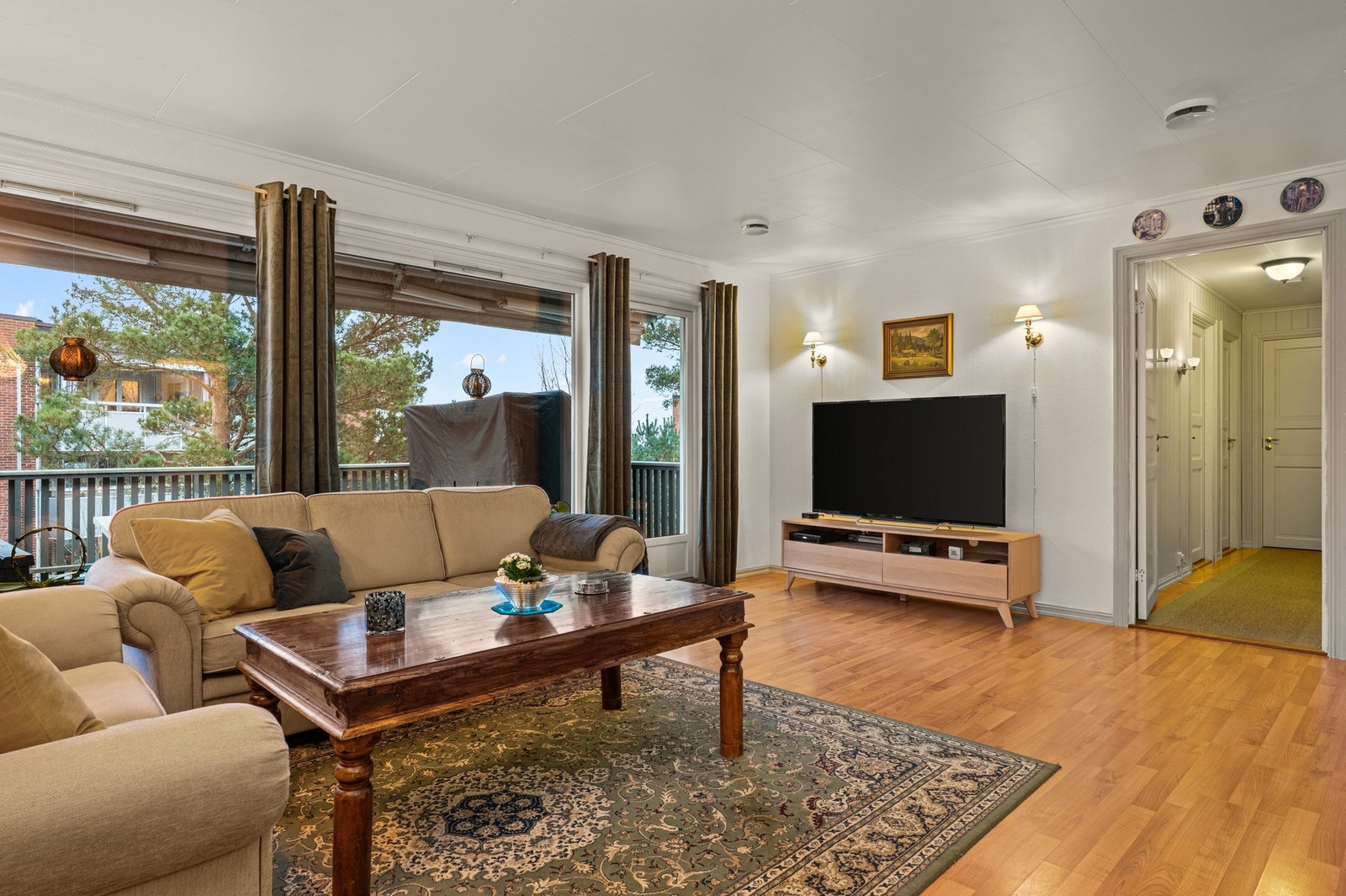 Boligen har en svært funksjonell planløsning med alle hovedfunksjoner på ett plan, noe som gir en enkel og lettstelt hverdag Galleribilde