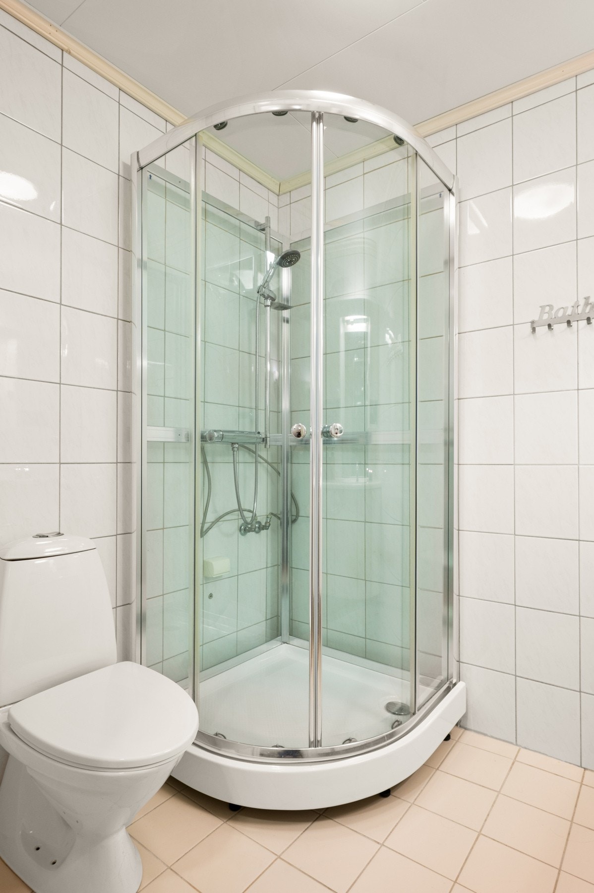 Dusj på baderom. Det er også et eget praktisk vaskerom med gulv varme, opplegg for vaskemaskin og utslagsvask Galleribilde