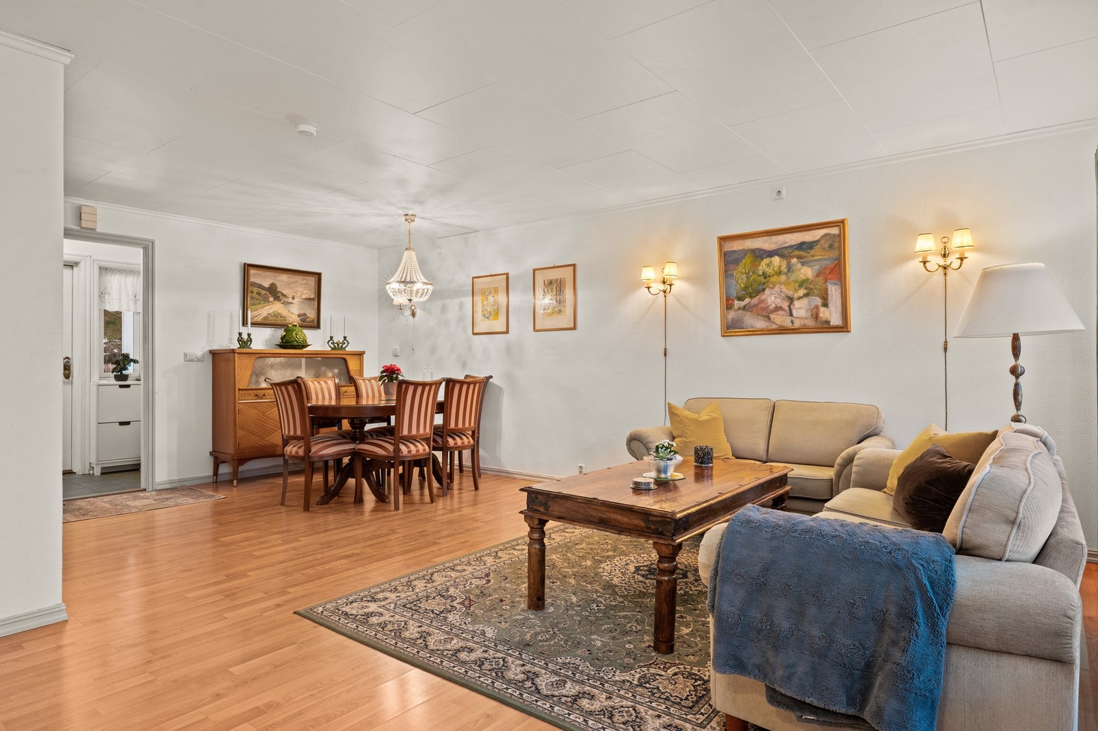 Innvendig fremstår boligen med normal standard fra byggeår. Mange vil kunne se muligheter for å gjøre oppgraderinger og tilpasninger etter egen smak og behov. Galleribilde