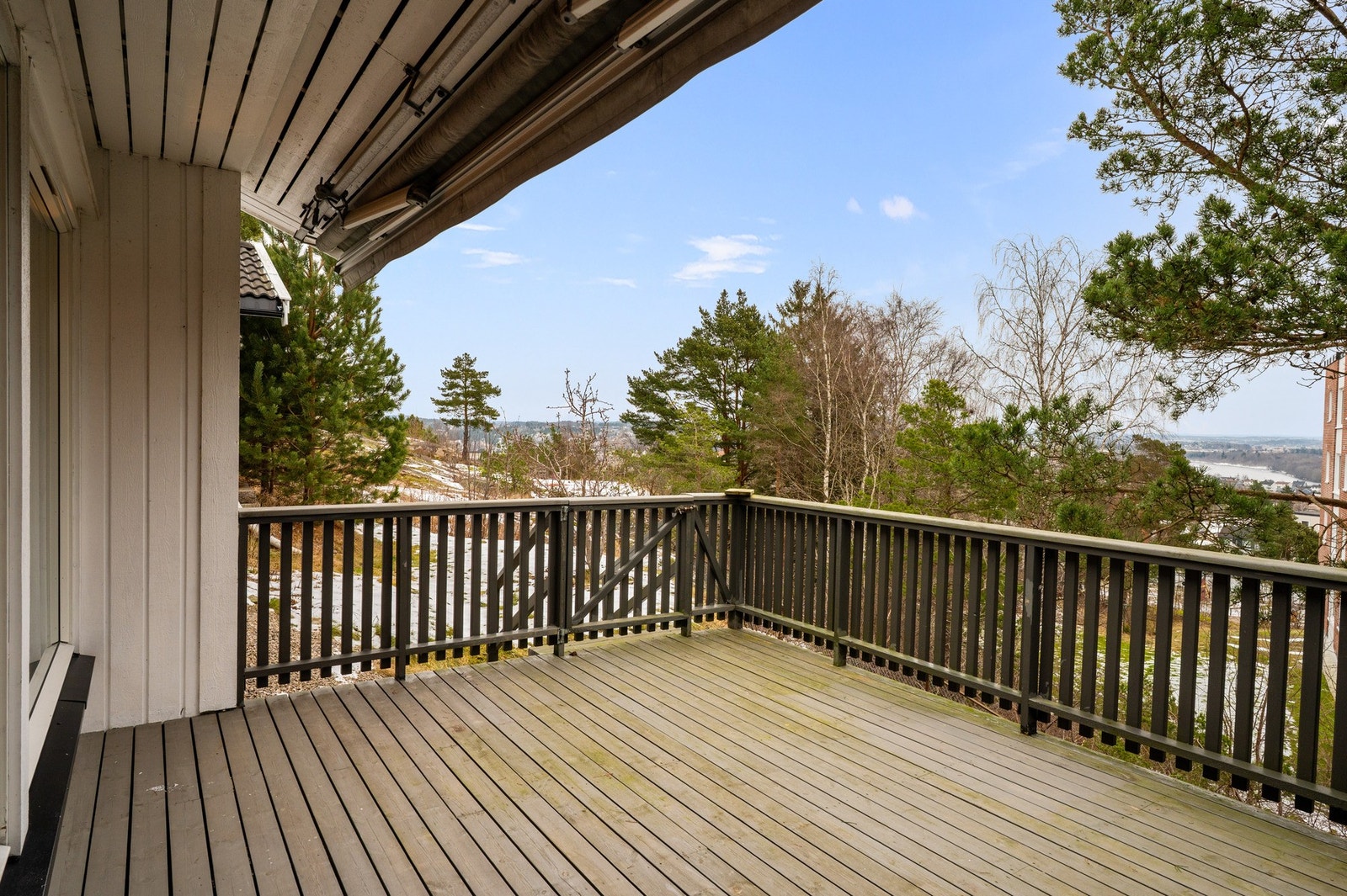 Romslig veranda med god plass til møbler Galleribilde