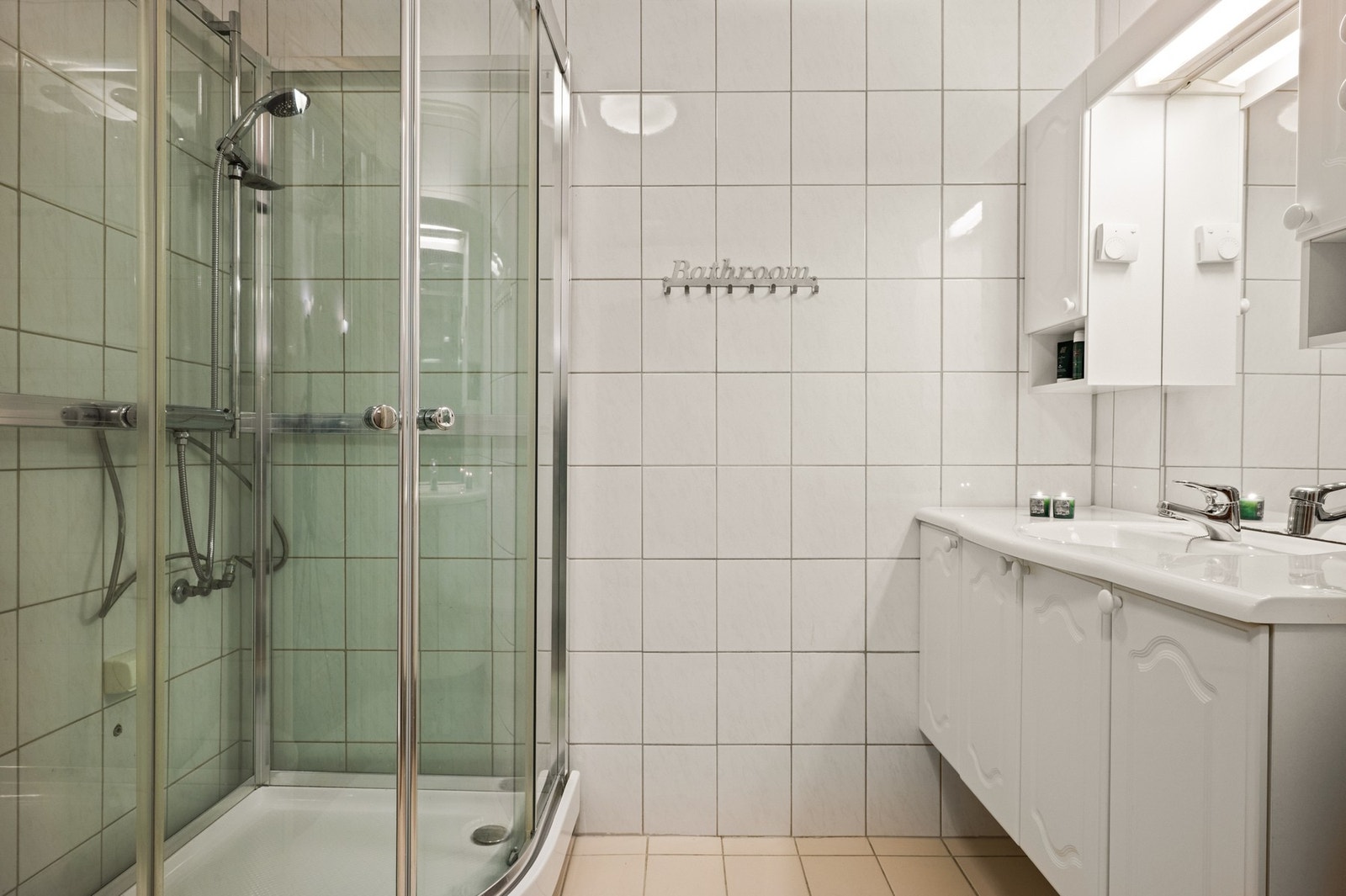 Utstyrt med innredning, servant, dusj og wc Galleribilde