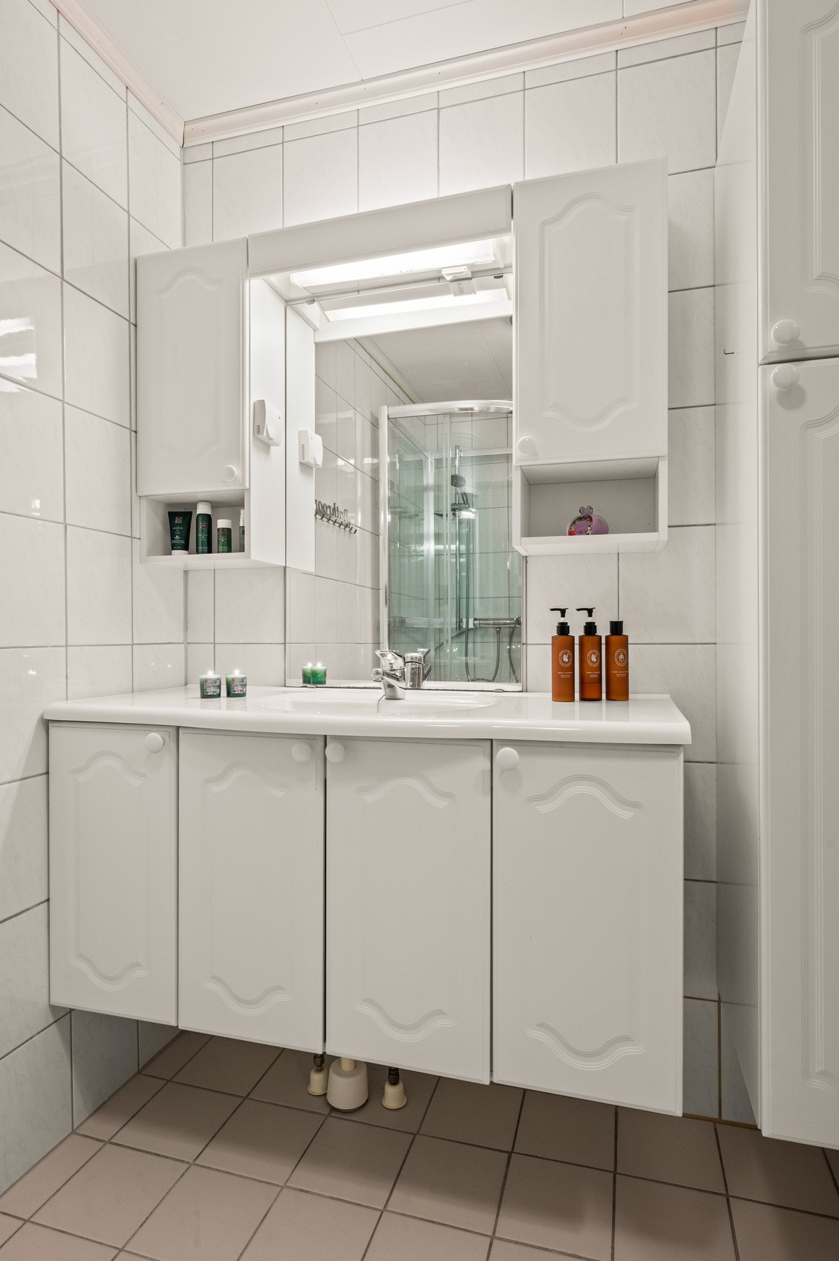 Det er flislagt bad med varmekabler Galleribilde