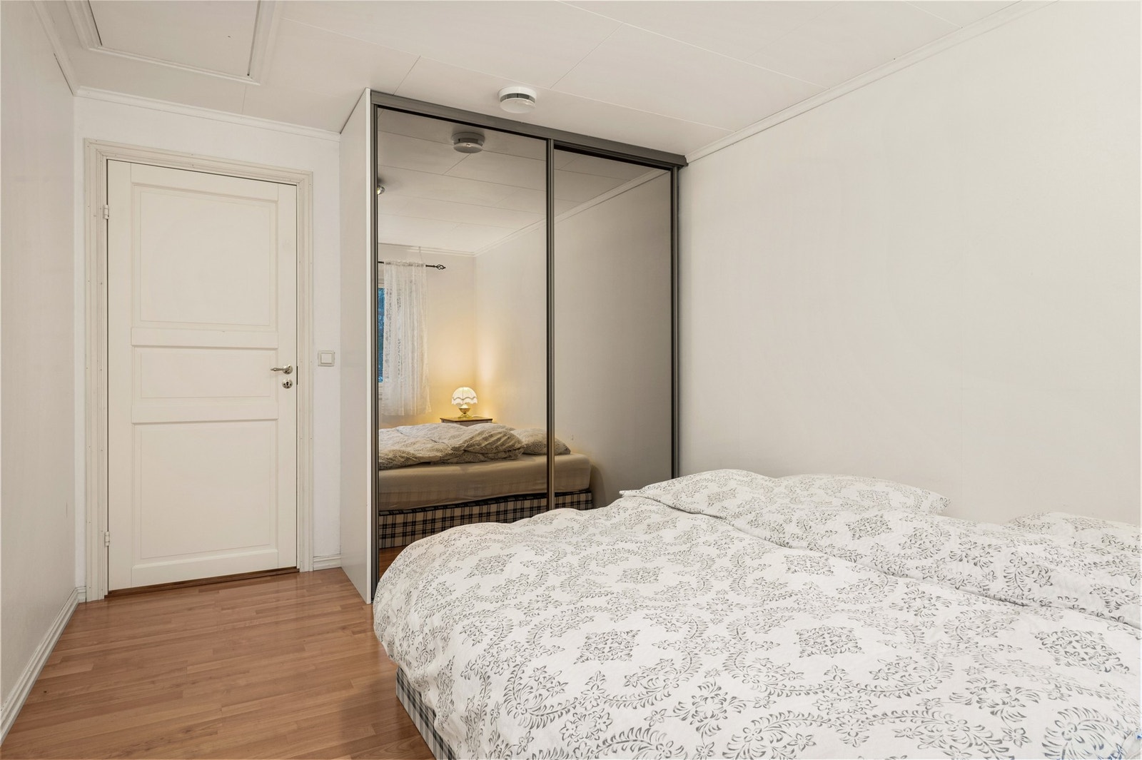 Skyvedørsgarderober medfølger Galleribilde