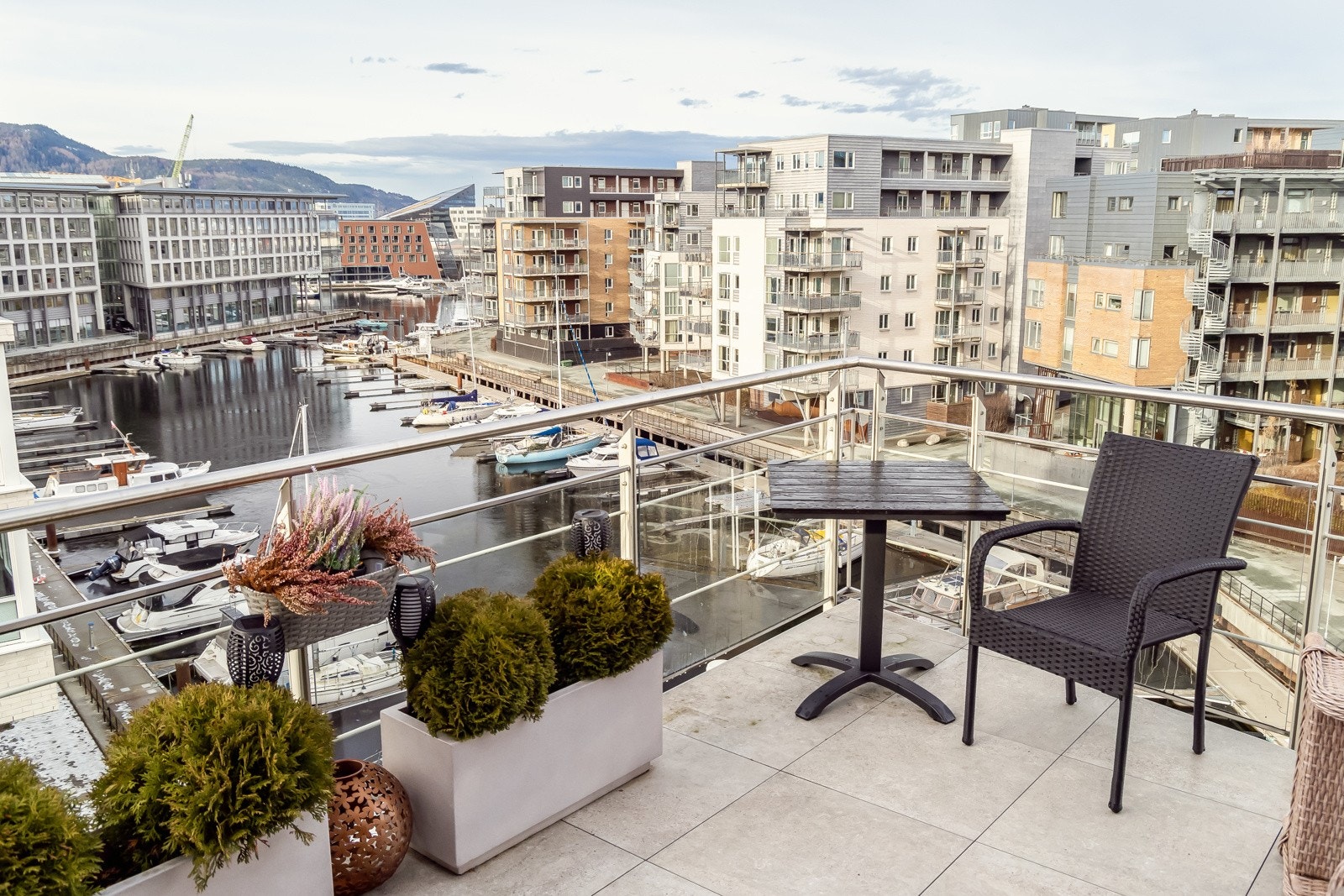 Stor endeleilighet i 6. etasje, vendt ut mot Rosenborgbassenget. Galleribilde