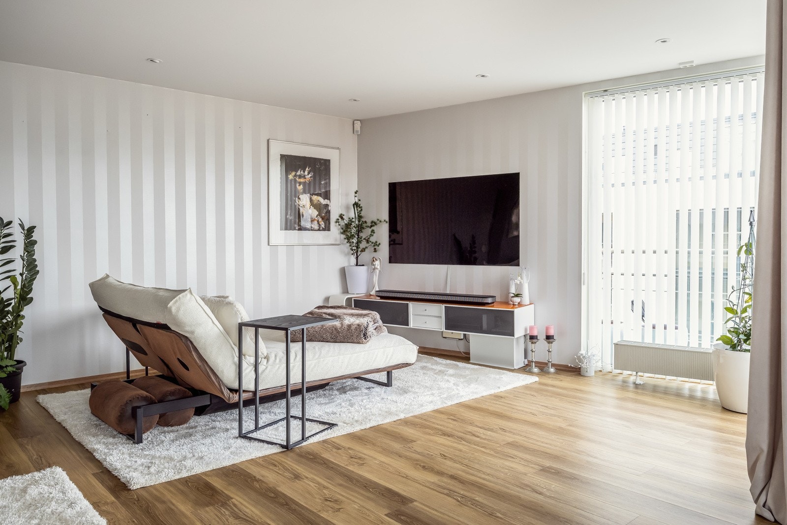 Stue og kjøkken oppusset i 2017/18 med nye gulv, vegger malt/tapetsert og himling senket og montert downlights. Galleribilde