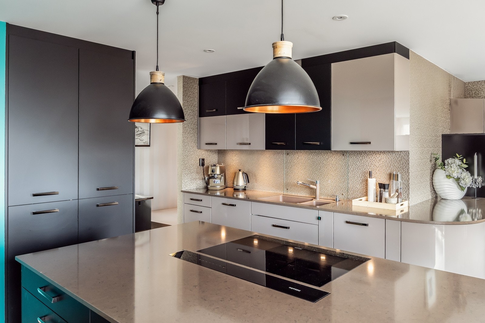 Benkeplater i stein. Galleribilde